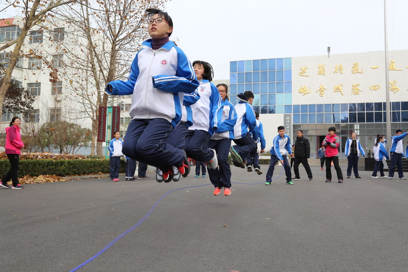 学生阳光体育跳绳活动过程