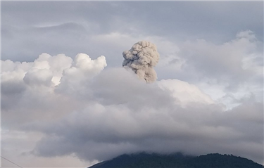 印尼勒沃托比火山喷发致9人死亡 