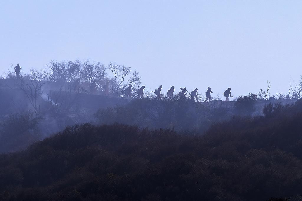 美国加利福尼亚州南部山火致万人疏散 