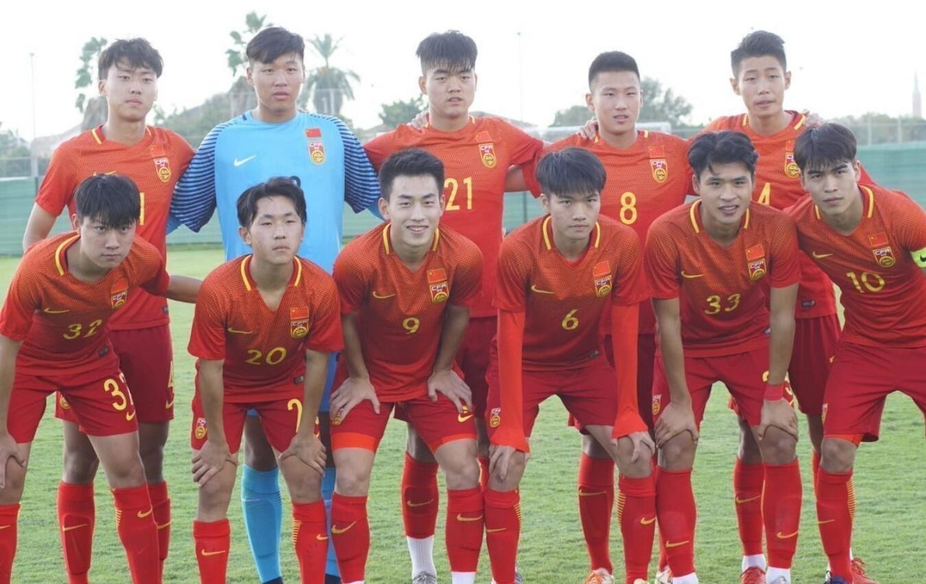 定位球失守！本尼头球破门，U19国足1-1澳大利亚_vs_比赛_角球